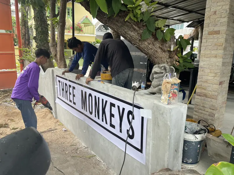 Three Monkeys — ร้านพิซซ่าเตาฟืน & บาร์ — 35